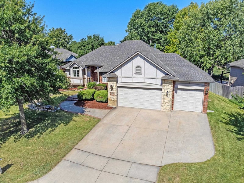 121 S Lakeside Dr, Andover, KS 67002