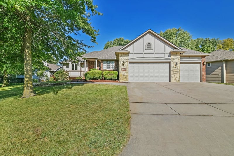 121 S Lakeside Dr, Andover, KS 67002