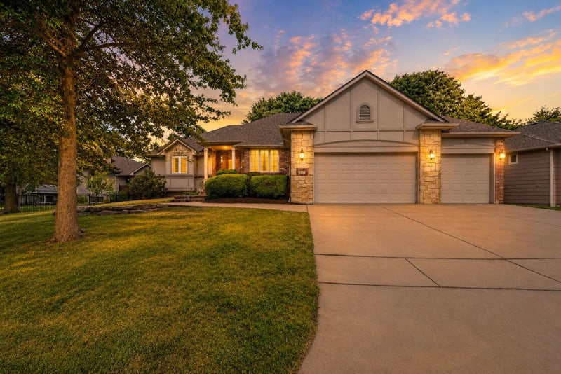 121 S Lakeside Dr, Andover, KS 67002