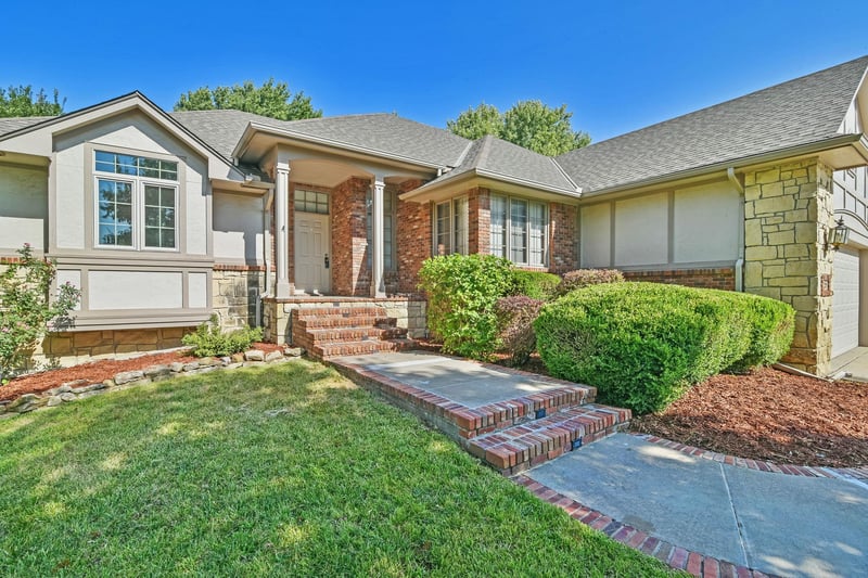 121 S Lakeside Dr, Andover, KS 67002