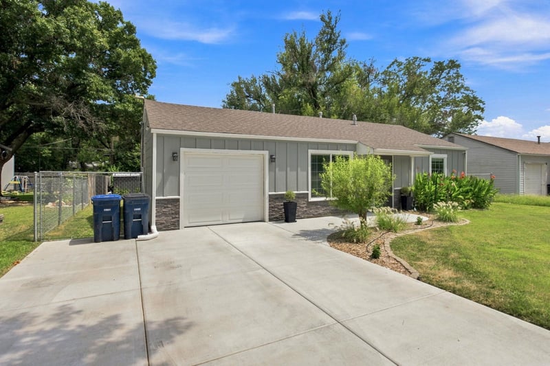 1136 S High St, El Dorado, KS 67042