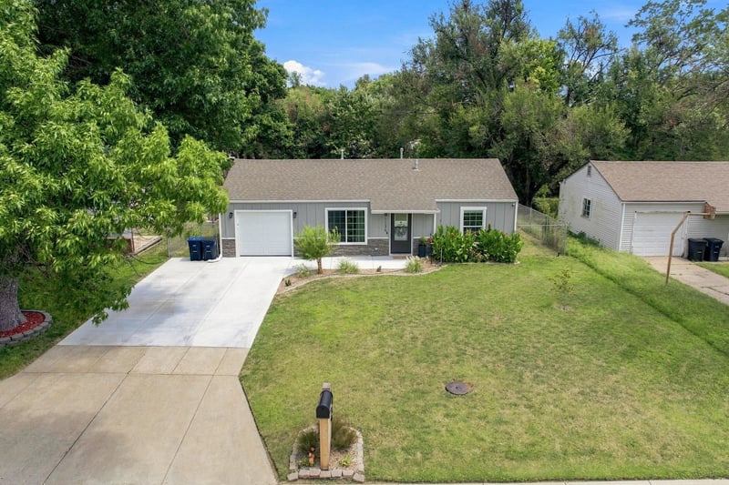 1136 S High St, El Dorado, KS 67042