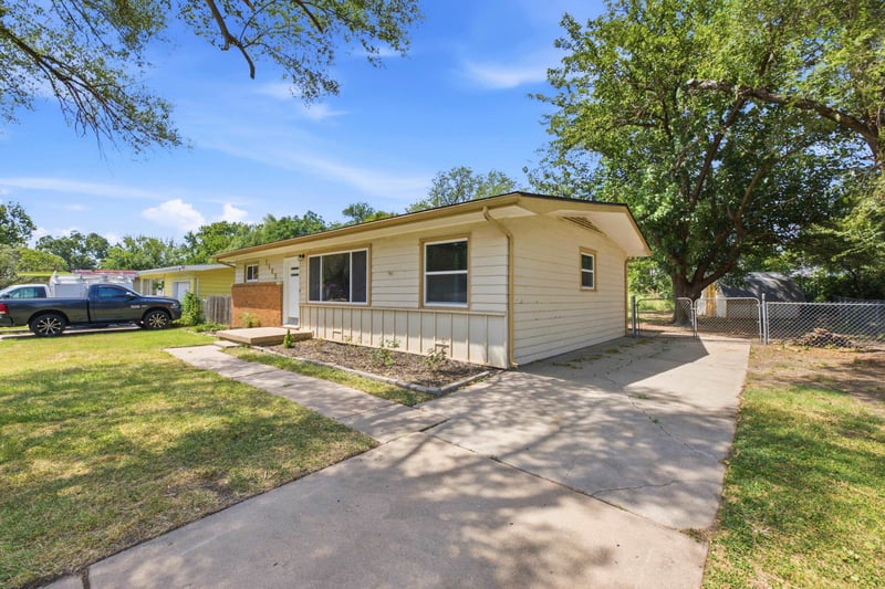 1425 N Georgie Ave, Derby, KS 67037