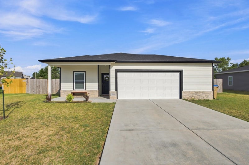 211 S Gatewood St, Valley Center, KS 67147-4741