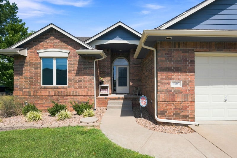 1303 S Ravenwood Ct, Derby, KS 67037