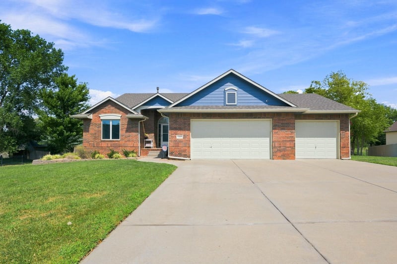1303 S Ravenwood Ct, Derby, KS 67037