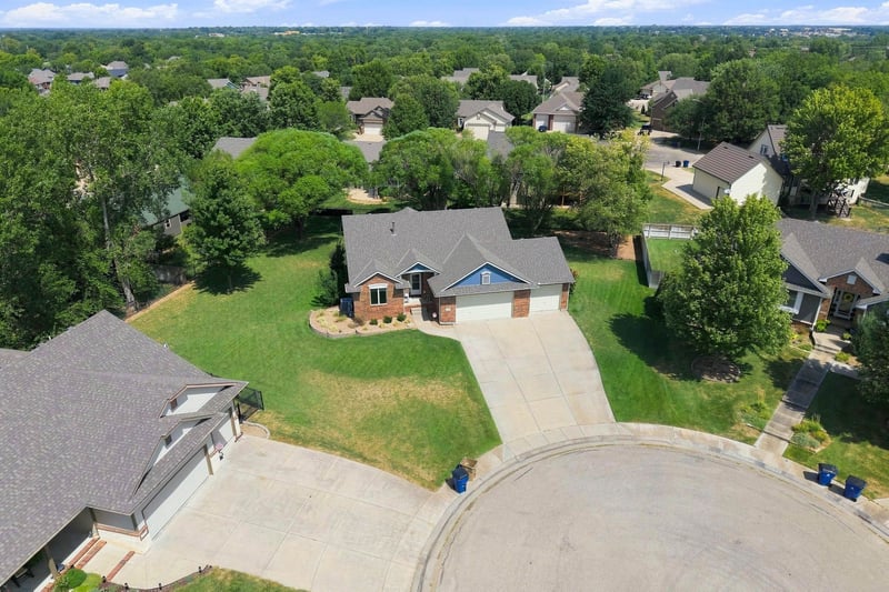 1303 S Ravenwood Ct, Derby, KS 67037