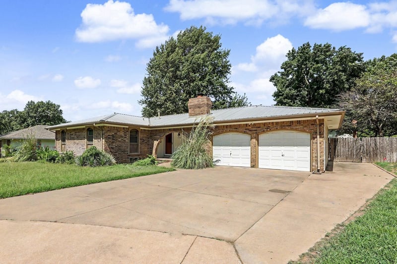 1306 E Brookfield Ln, Derby, KS 67037