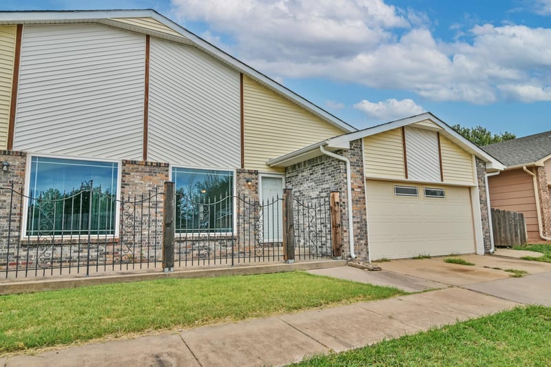 8704 E Longlake Cir, Wichita, KS 67207