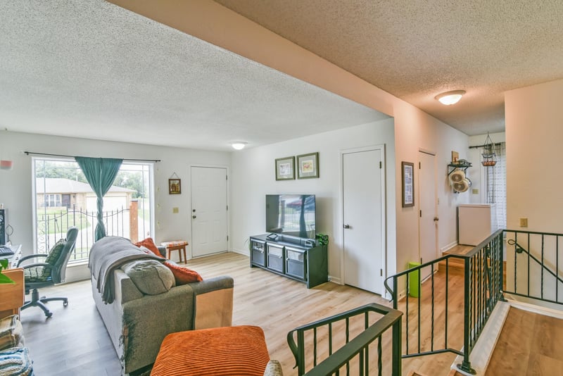 8702-8704 E Longlake Cir, Wichita, KS 67207