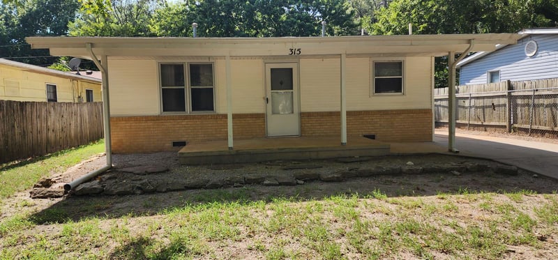 315 S Stewart Dr, Haysville, KS 67060