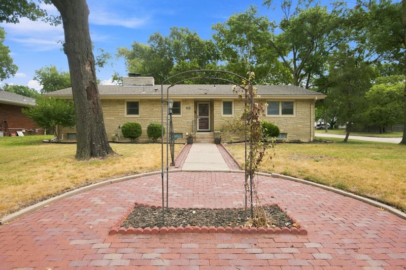 1104 N Pinecrest St, Wichita, KS 67208