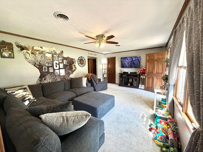 308 Pembroke Ln, Ellinwood, KS 67526