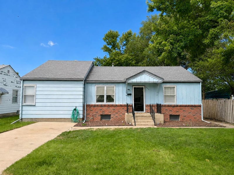 308 Pembroke Ln, Ellinwood, KS 67526