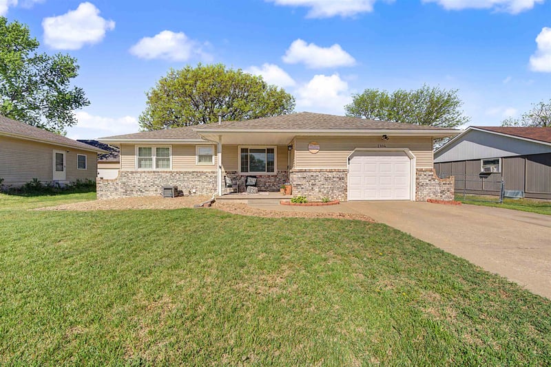 2814 Linda Ln, Salina, KS 67401