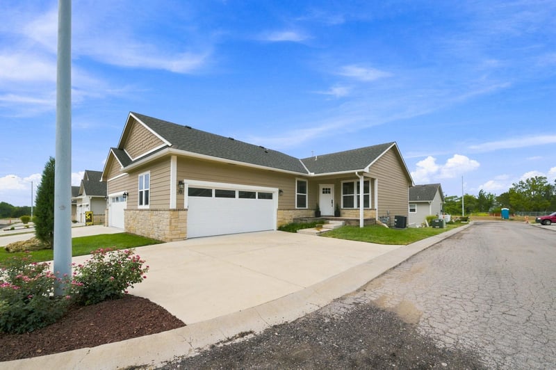 331 N 127th St E 401 bldg 27/401, Wichita, KS 67206