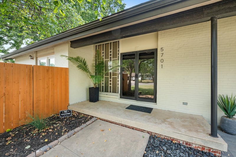 5701 E Perryton St, Bel Aire, KS 67220