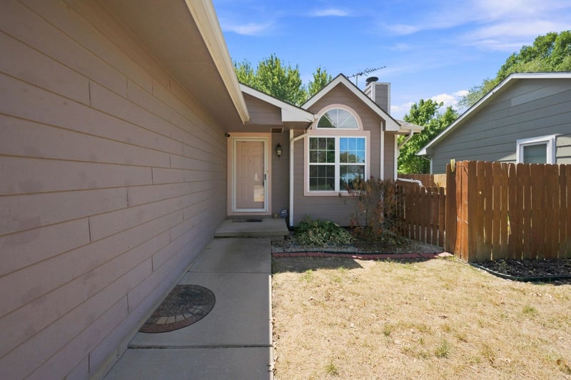 227 W Rosewood Ln, Derby, KS 67037