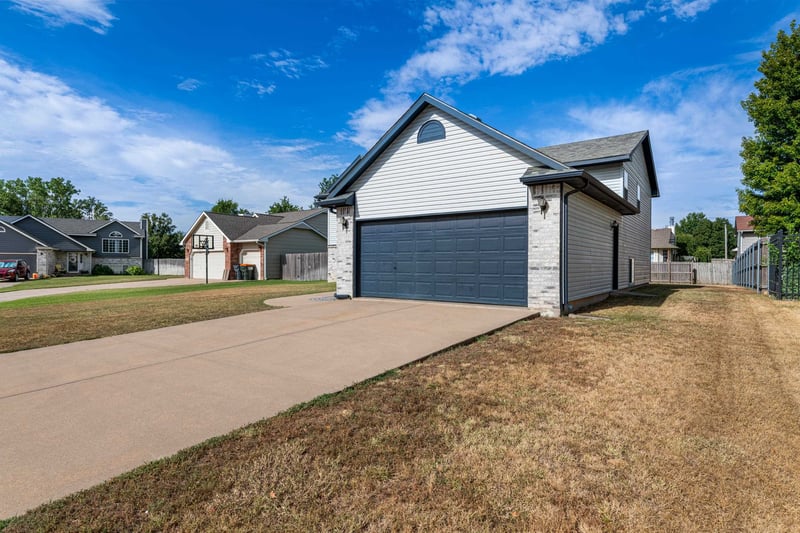 1821 S Shefford Cir, Wichita, KS 67209-1274