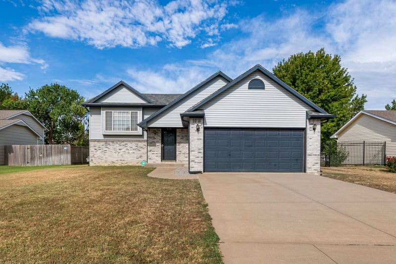 1821 S Shefford Cir, Wichita, KS 67209-1274