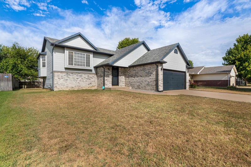 1821 S Shefford Cir, Wichita, KS 67209-1274