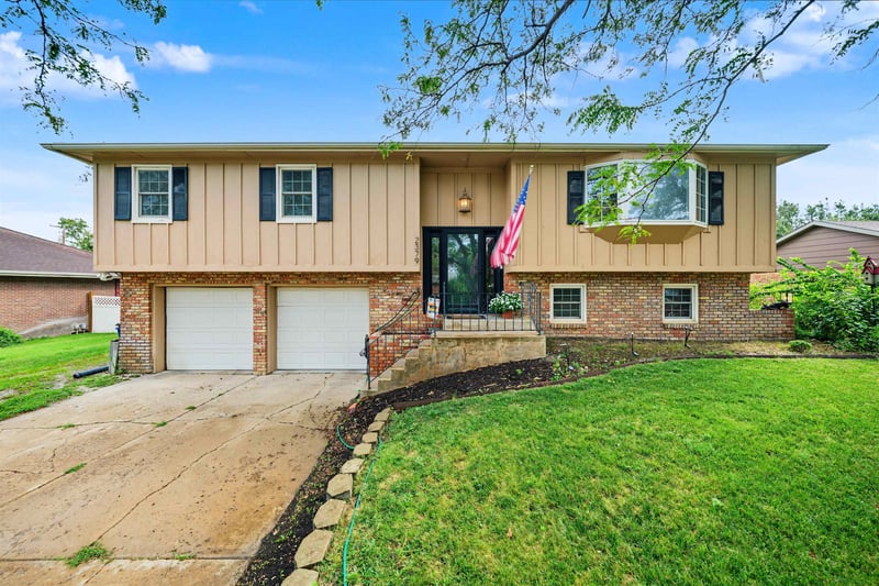 2379 Montclair Dr, Salina, KS 67401