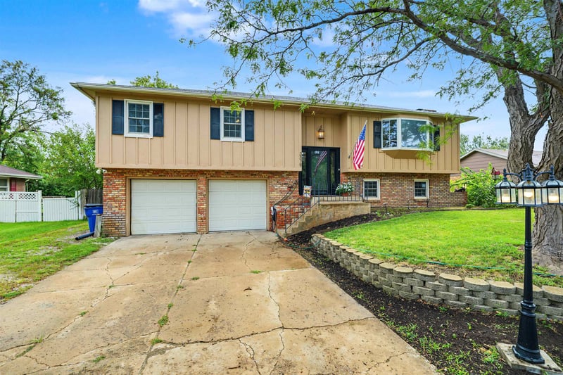 2379 Montclair Dr, Salina, KS 67401
