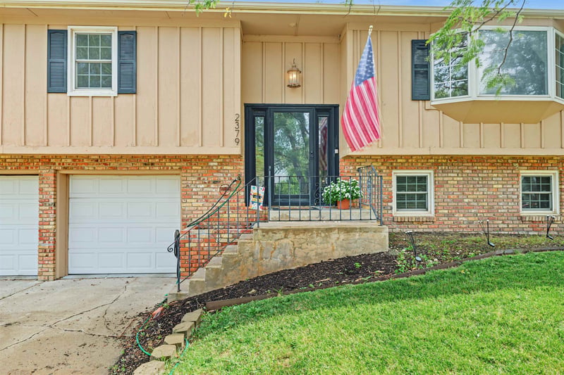 2379 Montclair Dr, Salina, KS 67401