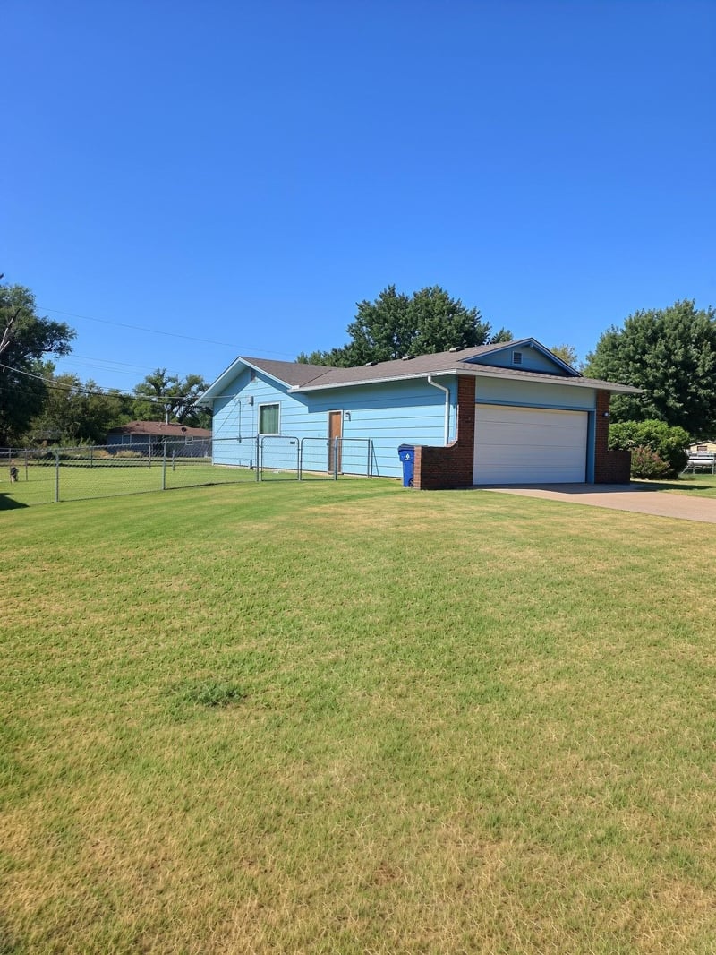 901 W 52nd St S, Wichita, KS 67217