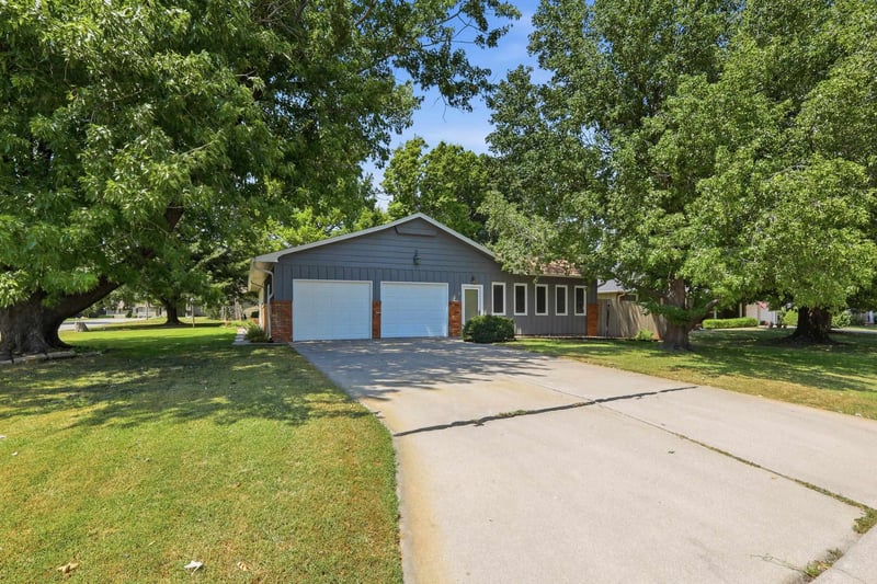 909 Countryside Dr, Mcpherson, KS 67460