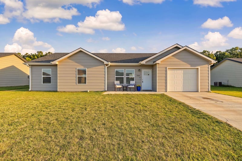 1200 Nautical Dr, Salina, KS 67401