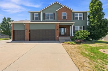 3006 N Rough Creek Cir, Derby, KS 67037