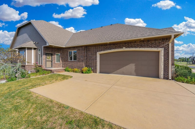 707 N Prairie Dunes St, Wichita, KS 67230
