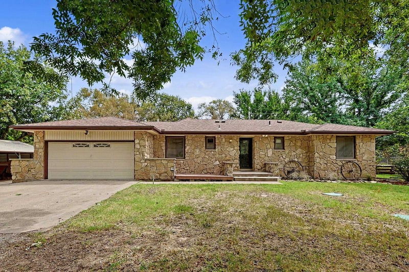 1404 N Greenwich Rd, Mulvane, KS 67110