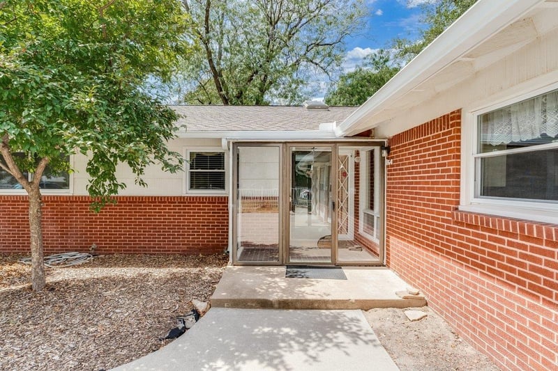 1641 N Womer Dr, Wichita, KS 67203-1537