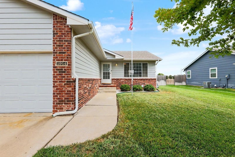 1914 Summerwood St, Goddard, KS 67052