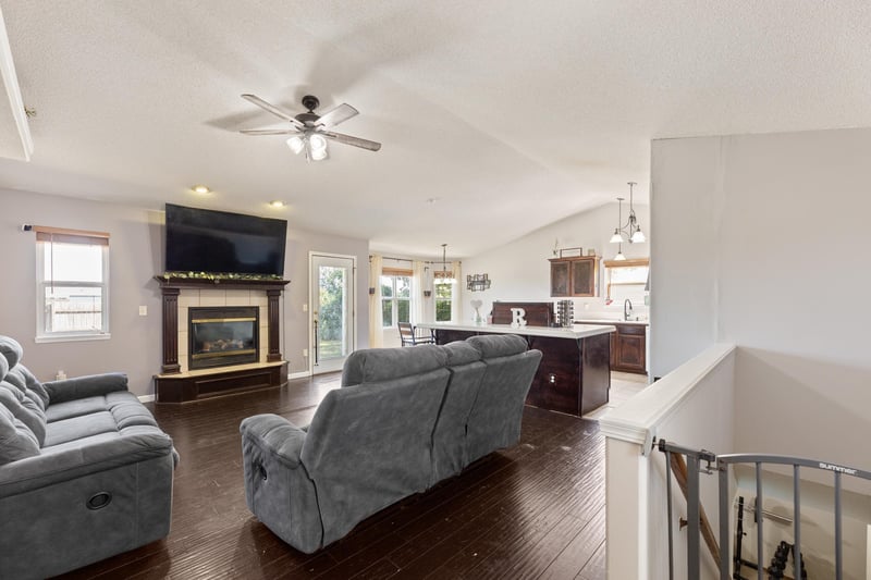 816 Country Ln, Newton, KS 67114