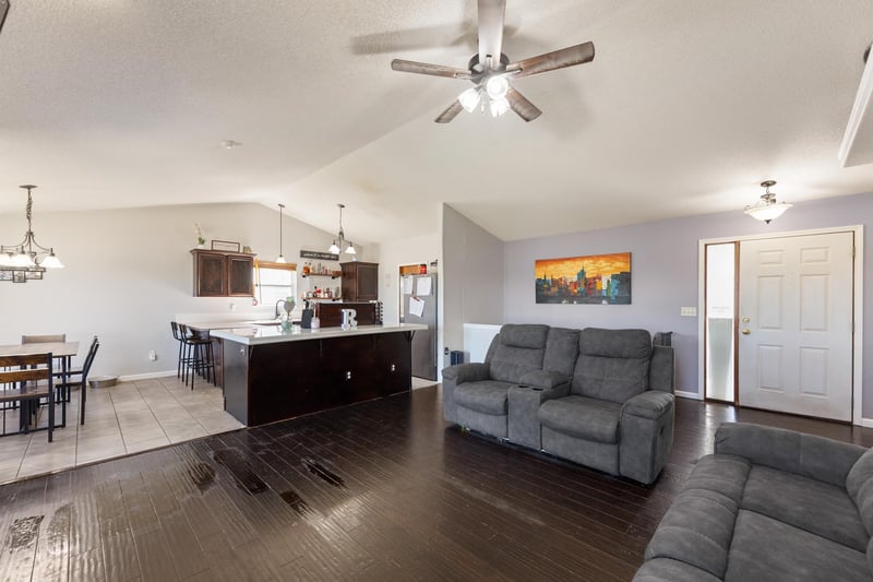 816 Country Ln, Newton, KS 67114