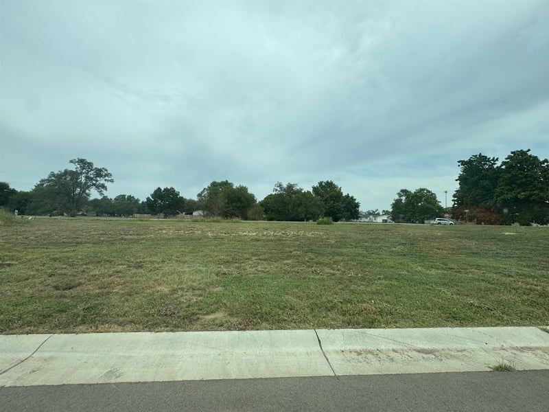 2220-2222 E Plaza Ct, Haysville, KS 67060