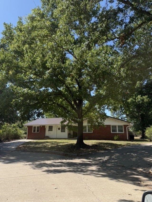 12 Roberts Ct, Winfield, KS 67156