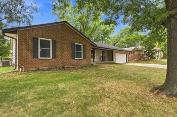 925 E Wedgewood Dr, Derby, KS 67037-1945