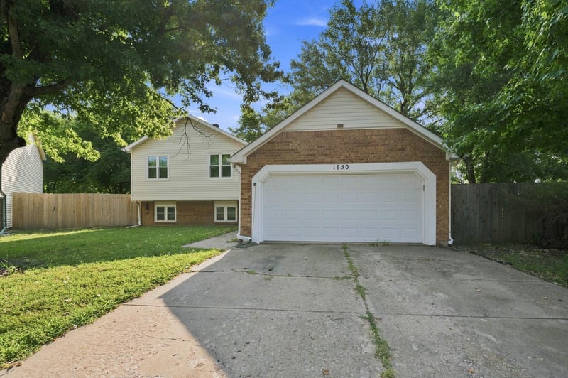 1650 S Willow Oak Ct, Wichita, KS 67230