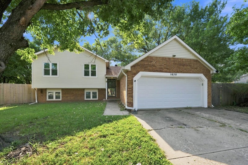 1650 S Willow Oak Ct, Wichita, KS 67230