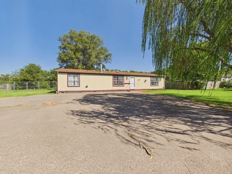 2102 E Winchester St, Wichita, KS 67216