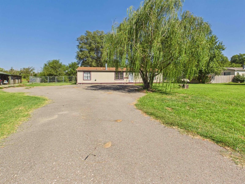2102 E Winchester St, Wichita, KS 67216