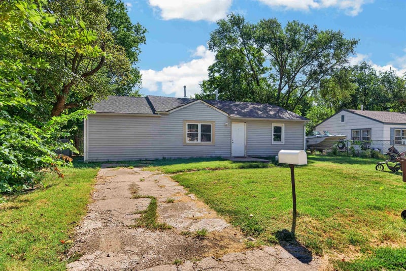5042 S Meadowview Ave, Wichita, KS 67216