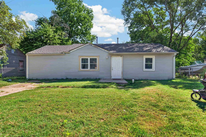 5042 S Meadowview Ave, Wichita, KS 67216