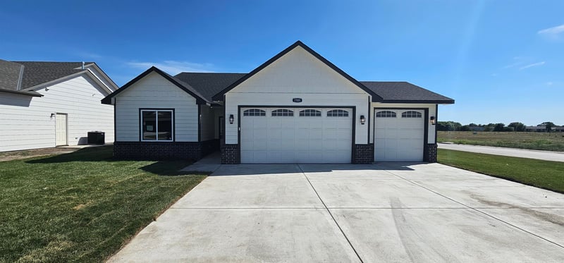 1501 E Midway Ct, Valley Center, KS 67147