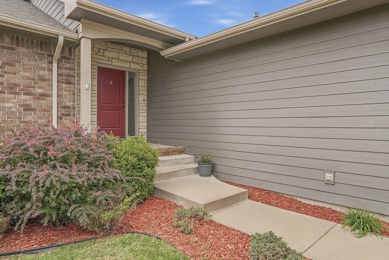 2615 N Woodridge Ct, Wichita, KS 67226