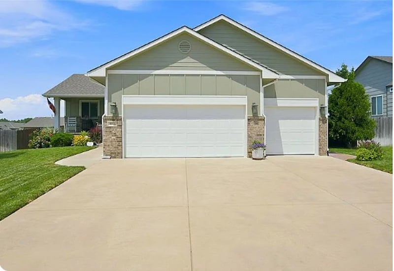 812 N Tyndall Ct, Derby, KS 67037